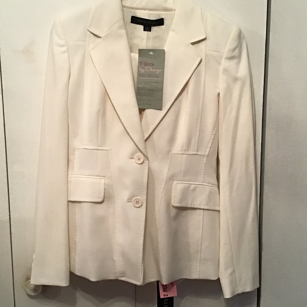 LAST CHANCE: Anne Klein. 0p. Ivory. NWT. EMILY IN PARIS Gorgeous detail  suit